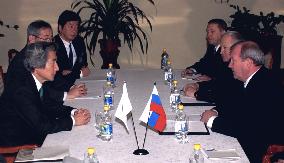 Koizumi talks with Putin representative in Khabarovsk